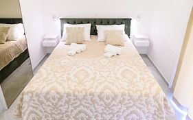 Luxury Rooms Green And Gold Split